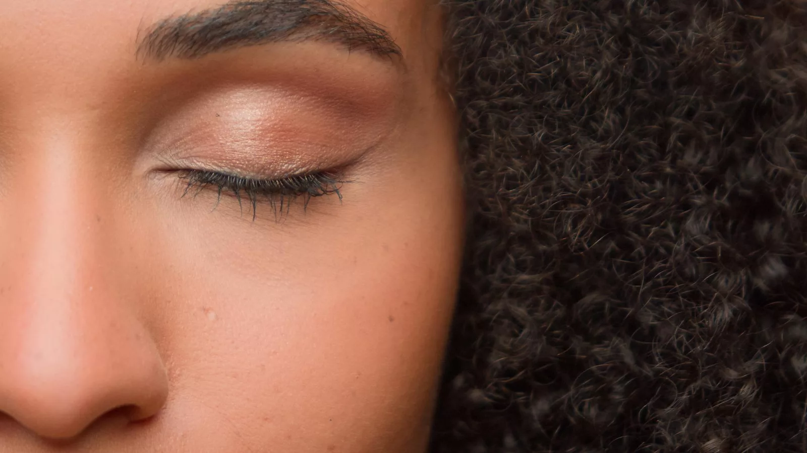 Browlift, lashlift, teinture : le guide pour sublimer votre regard